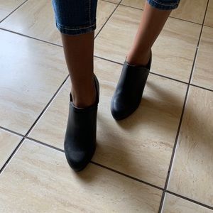 Black high heels boots
